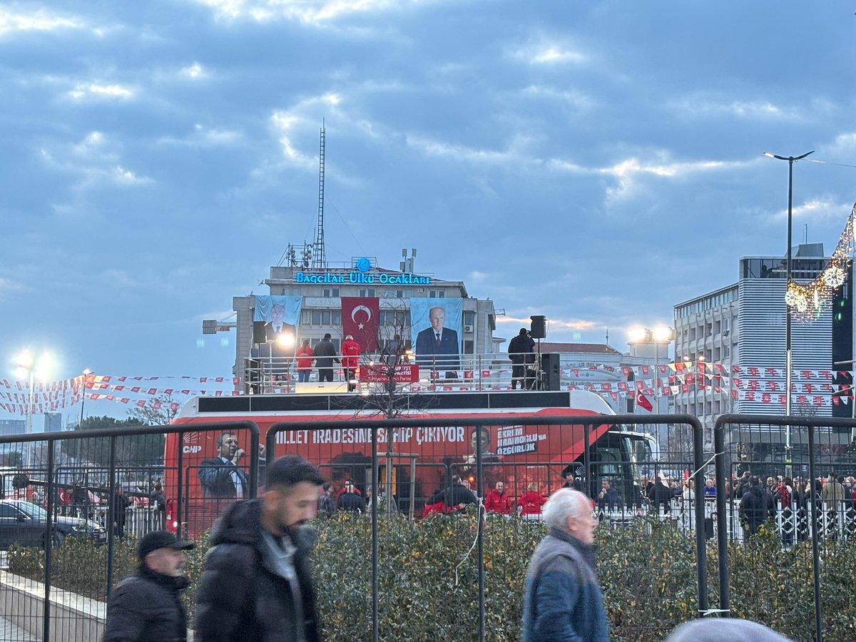Bağcılar Ülkü Ocakları CHP’nin miting yaptığı yere Devlet Bahçeli’nin ve Başbuğ Alparslan Türkeş’in resmini asmış helal olsun bozkurtlara!

Özgür Özel görünce delirmiştir :)