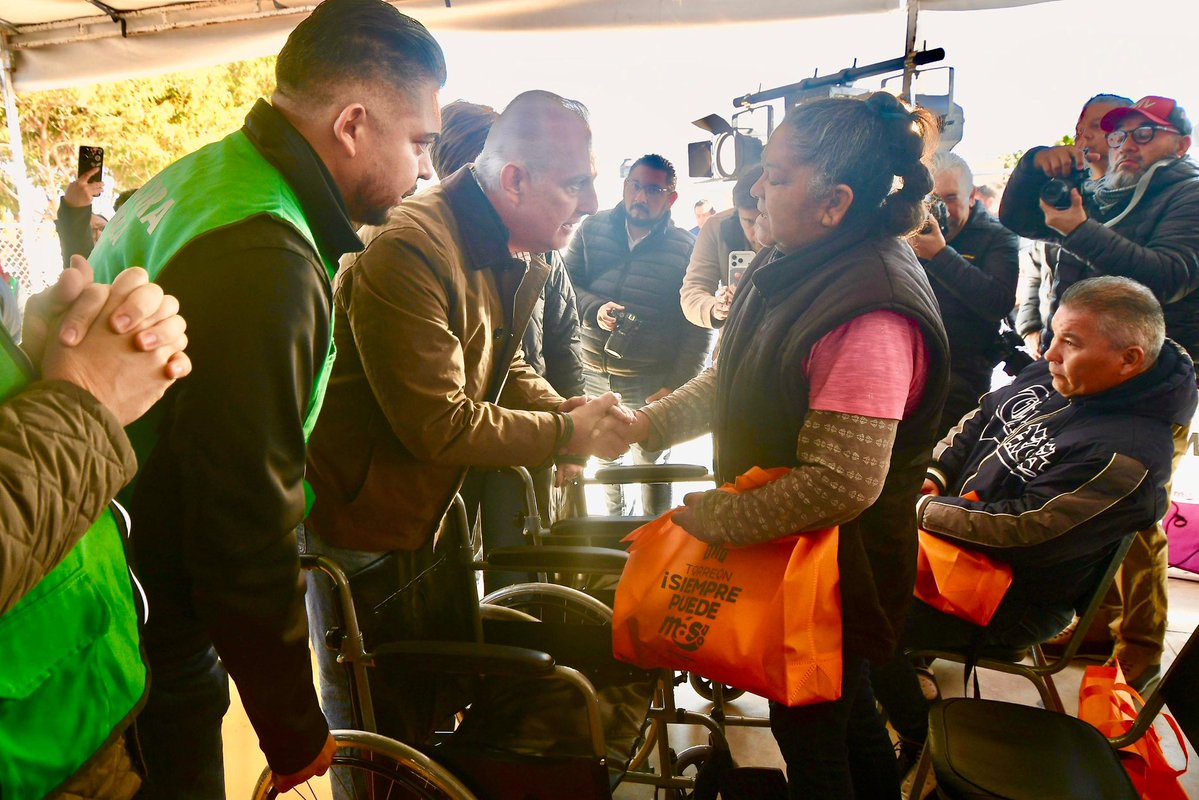 RomanCepeda's tweet image. Me dio mucho gusto saludar a las familias del oriente de #Torreón durante la brigada municipal en Villas Zaragoza, donde entregamos un parque público en beneficio de vecinas y vecinos de esta colonia y aledañas. Seguimos cumpliendo compromisos con todas y todos los torreonenses.