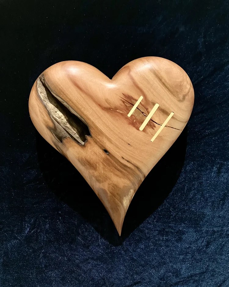 quickdeal's tweet image. 🚨 FRESH DROP ALERT: These NEW Canadian masterpieces just landed and they're SCREAMING to be claimed!! 🌊🔥✨  

Coastal calm meets bold energy at @matticksgallery The Gallery at Mattick's Farm—encaustic tides that glow, vibrant ceramic sculptures that command the room, whimsical…