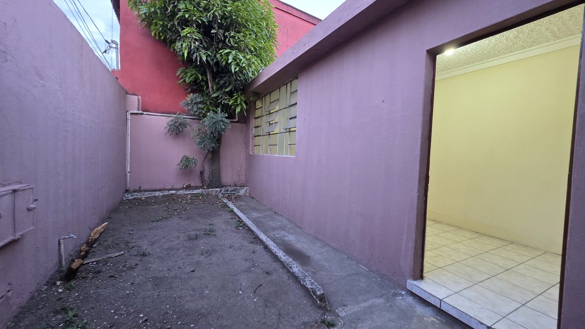 CitymaxFernanda's tweet photo. VENDOCASA EN ZONA 7 – KAMINAL JUYÚ I
📍 Ubicación estratégica con fácil acceso
💰 Venta: Q2,000,000 🔑 Código: PVC-007-01-26
Casa de 1 nivel, ideal para oficina o remodelar como vivienda, ubicada dentro de garita, con accesos inmediatos al Periférico
Fer Posadas
📱5630-9305 https://t.co/FXS7NFeCGL