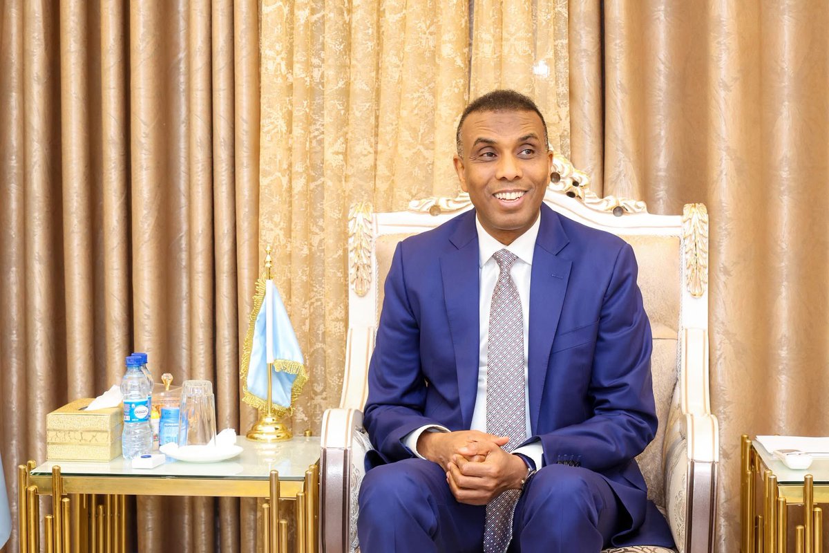 MoPMTSomalia's tweet photo. Prime Minister @HamzaAbdiBarre hosted a Turkish delegation led by Deputy Minister of Transport &amp; Infrastructure Durmuş Ünüvar in Mogadishu.The meeting, attended by @MoPMTSomalia Minister @Amohamednur, focused on strengthening Somalia–Türkiye https://t.co/s83TbF1E6g
