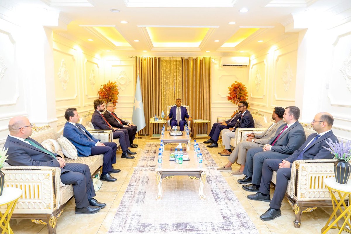 MoPMTSomalia's tweet photo. Prime Minister @HamzaAbdiBarre hosted a Turkish delegation led by Deputy Minister of Transport &amp; Infrastructure Durmuş Ünüvar in Mogadishu.The meeting, attended by @MoPMTSomalia Minister @Amohamednur, focused on strengthening Somalia–Türkiye https://t.co/s83TbF1E6g