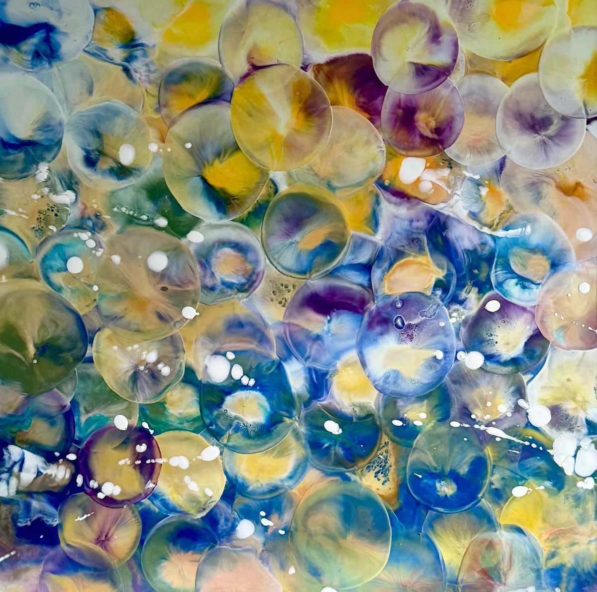 quickdeal's tweet image. 🚨 FRESH DROP ALERT: These NEW Canadian masterpieces just landed and they're SCREAMING to be claimed!! 🌊🔥✨  

Coastal calm meets bold energy at @matticksgallery The Gallery at Mattick's Farm—encaustic tides that glow, vibrant ceramic sculptures that command the room, whimsical…