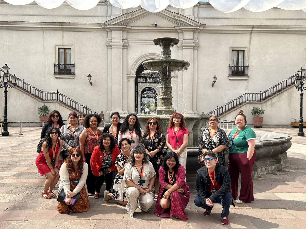 🌹 Realizamos un nuevo Recorrido por la Memoria y la Democracia en el Palacio de La Moneda. Esta vez, recibimos a funcionariado de <a href="/SernamEGChile/">SernamEG Chile</a> y usuarias del servicios, quienes visitaron los principales hitos de memoria y finalizaron con un momento de reflexión sobre lo