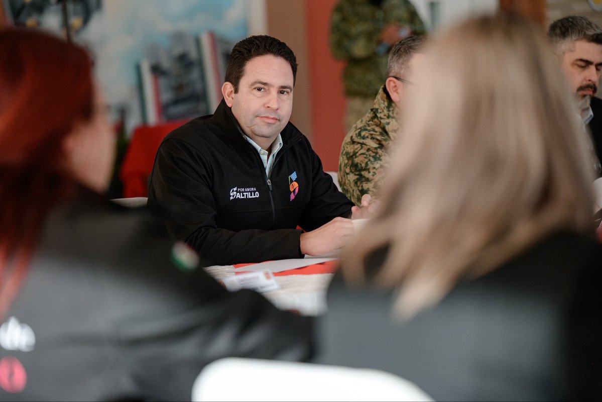 javierdiazglz's tweet image. En el 69.º Batallón de Infantería llevamos a cabo la Mesa Regional de la Paz, donde destacamos que #Saltillo es la capital más segura de México, lo que nos compromete a redoblar esfuerzos y seguir trabajando en equipo. De la mano del gobernador @manolojim (1/2)