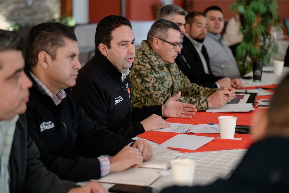 javierdiazglz's tweet image. En el 69.º Batallón de Infantería llevamos a cabo la Mesa Regional de la Paz, donde destacamos que #Saltillo es la capital más segura de México, lo que nos compromete a redoblar esfuerzos y seguir trabajando en equipo. De la mano del gobernador @manolojim (1/2)