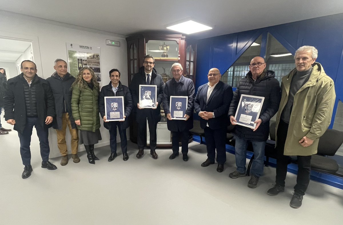 O presidente da #RFGF <a href="/pabloprietoRFGF/">Pablo Prieto</a>  entregou obsequios institucionais de agradecemento no descanso do Galicia-Asturias da #RegionsCup

Grazas <a href="/asturfutbol/">Real Federación de Fútbol Principado de Asturias</a> <a href="/racingferrolsad/">Racing Club Ferrol</a> <a href="/ConcelloFerrol/">Concello Ferrol</a> e <a href="/Xunta/">Xunta de Galicia</a>