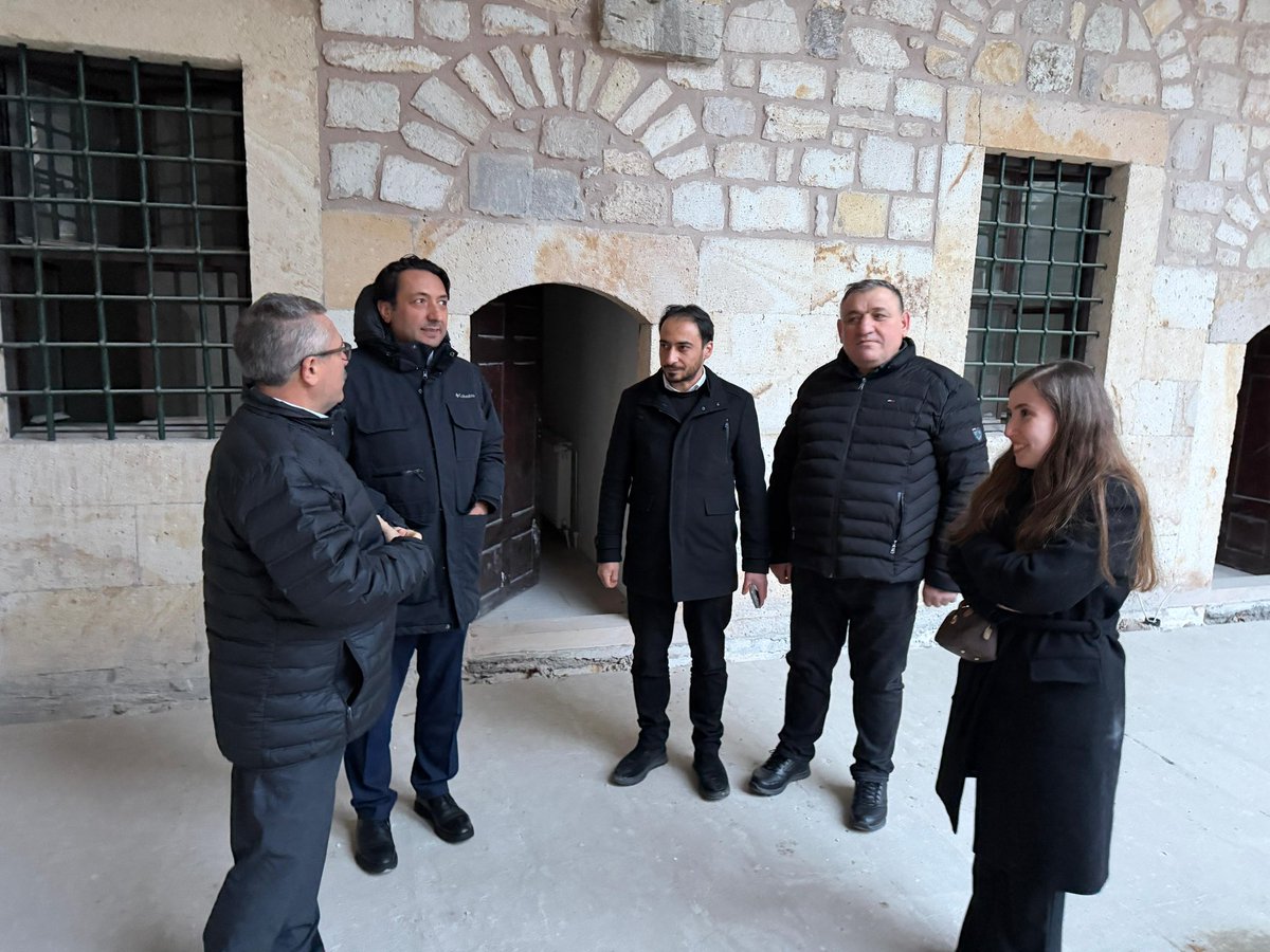 Kızılay Genel Sekreter Yardımcısı ve Merkez Yönetim Kurulu Üyesi Şükrü Can, Genel Merkez Şube ve Gönüllü Yönetimi Başkanı Nurdal Durmuş,Nevşehir Aşevimizi ve Nevşehir Valiliği tahsisindeki  yeni açılması planlanan Medrese bölümündeki gençlik merkezi alanında incelemeler yaptılar.