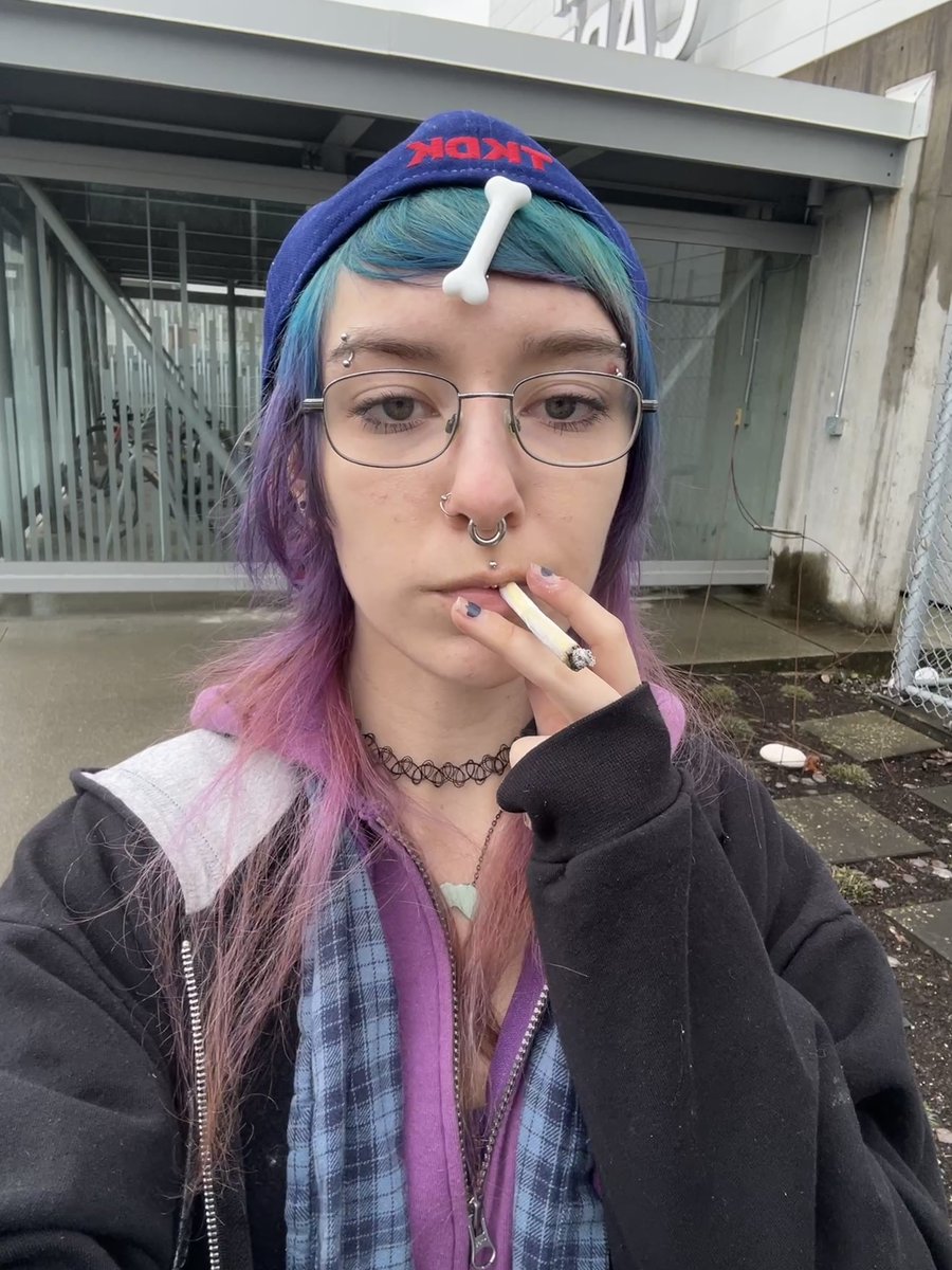 wndfola's tweet image. photo paper filter in my hand-rolled cigarette #ArtSchool #Annoying