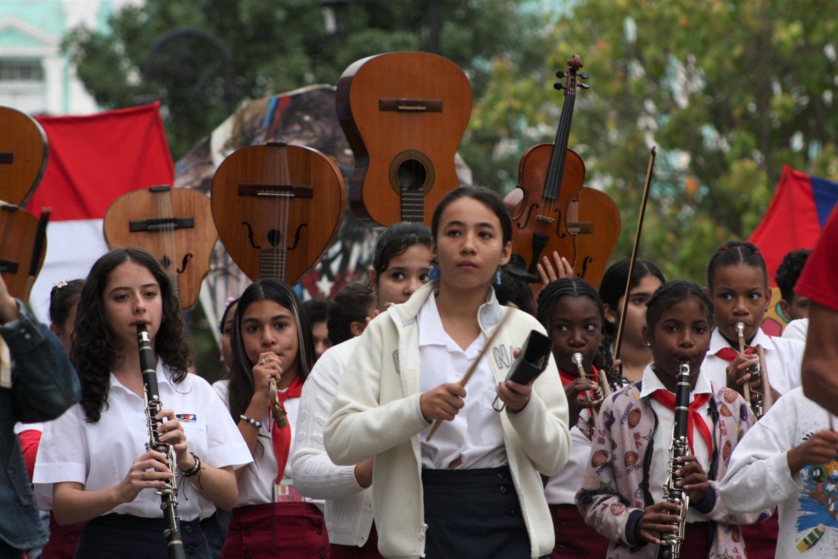 🇨🇺| #SanctiSpíritusEnMarcha rindió homenaje hoy a nuestro José Martí durante el desfile martiano. 
#MartíVive 
#100AñosConFidel 
<a href="/DeivyPrezMartn1/">Deivy Pérez Martín</a>