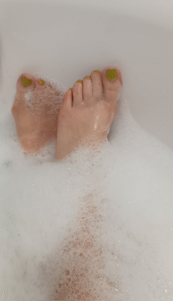 moon_steps_moon's tweet photo. Soaking in bubbles, letting my feet relax 💚
Little moments of calm feel the best.
#feet #feetlover #prettyfeet #toes #pedicure https://t.co/2LECupaeWr