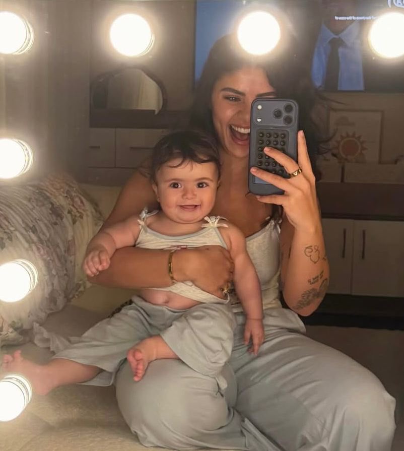 GoldenDose's tweet image. اصالة كامل تنشر صورة طفلتها "دفى" لاول مرة 🥹💕