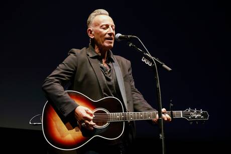 Bruce Springsteen ha pubblicato sulle sue pagine social un brano dal titolo 'Streets of Minneapolis', dopo i fatti tragici per mano dell'ICE che si sono verificati nella città americana. 'E' dedicato alla gente di Minneapolis, ai nostri innocenti vicini di casa immigrati e in