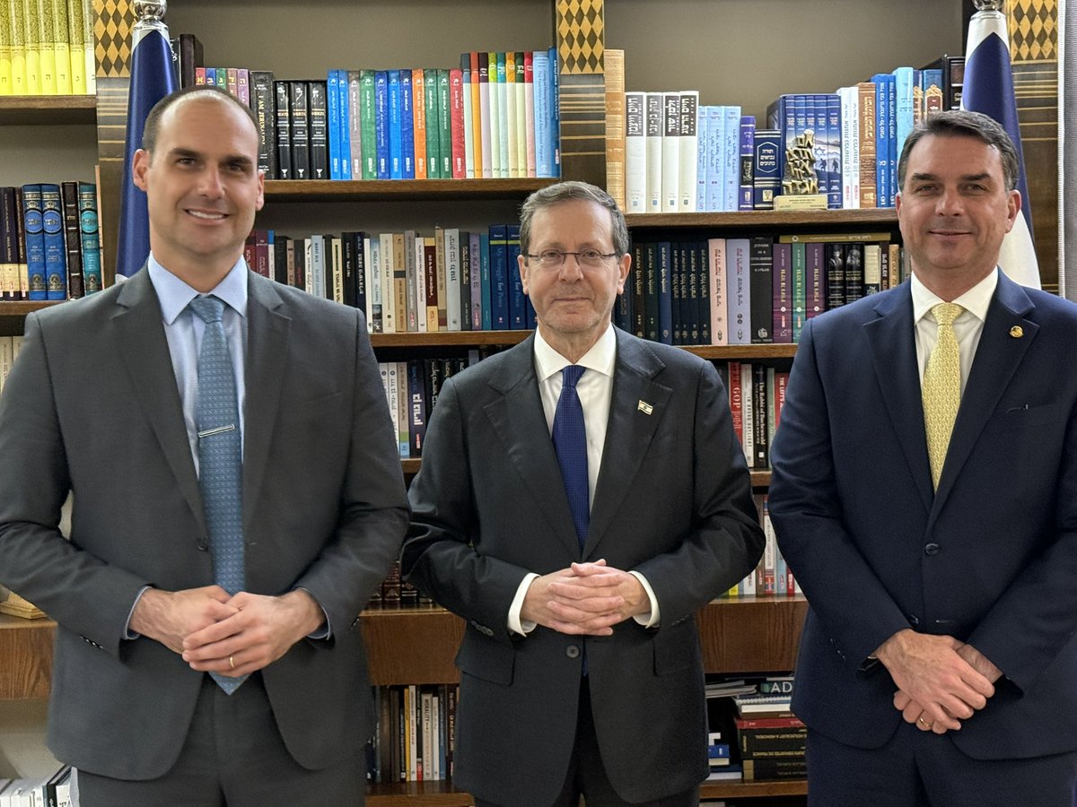 BolsonaroSP's tweet image. 🇮🇱 Foi uma grande satisfação, ao lado do Sen. @FlavioBolsonaro, conversar com o Presidente de Israel, @Isaac_Herzog, sobre combate ao antissemitismo e temas importantes para Israel e Brasil.

Diálogo de alto nível, tratando de valores, respeito e cooperação entre os povos.