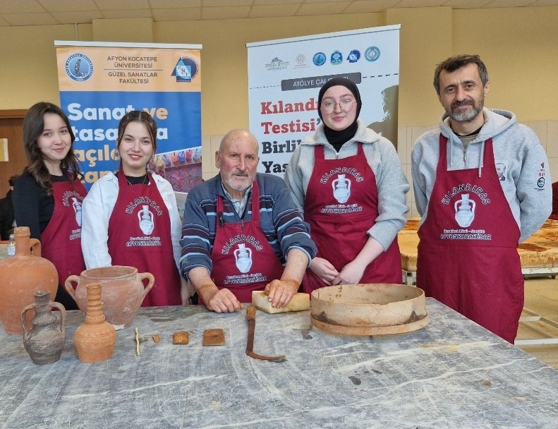 Kilandiras Testisinin Son Ustasi Ali Kavak projemiz Tubitak tarafindan kabul edildi. 2005te uretimi biten bu kültürel mirasi Sandiklida uretim atölyeleri ile yaşatmalıyız. <a href="/AfyonValiligi/">T.C. Afyonkarahisar Valiliği</a> <a href="/kubrayigitbasi/">Doç. Dr. Kübra Güran Yiğitbaşı</a> <a href="/miracsunnetci/">Miraç Sünnetci</a> <a href="/SandikliKaymakm/">Sandıklı Kaymakamlığı</a> <a href="/sandiklibld/">Sandıklı Belediyesi</a> <a href="/Sandiklikadin/">Sandıklı Kadın Kültür Evi</a> <a href="/Afyonilkultur/">Afyonkarahisar İl Kültür ve Turizm Müdürlüğü</a>