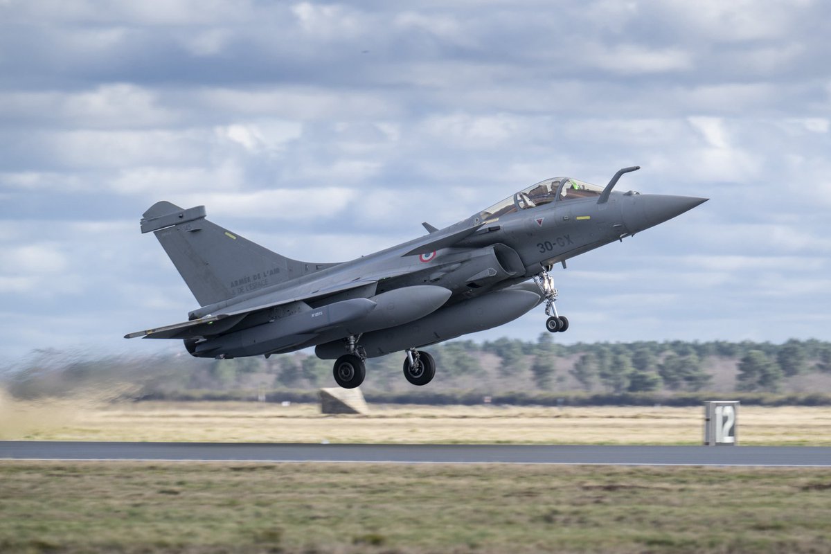 Armee_de_lair's tweet image. #TOPAZE – Jour 2 : après leur dispersion hier, les équipages #Rafale de la 30e escadre de chasse ont mené un raid SCALP depuis leurs sites de déploiement. Mécanos, pilotes et équipes de soutien, tous unis au rythme de la mission, pour rester prêts à agir partout.