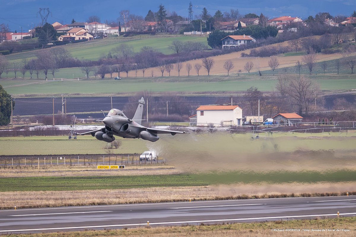 Armee_de_lair's tweet image. #TOPAZE – Jour 2 : après leur dispersion hier, les équipages #Rafale de la 30e escadre de chasse ont mené un raid SCALP depuis leurs sites de déploiement. Mécanos, pilotes et équipes de soutien, tous unis au rythme de la mission, pour rester prêts à agir partout.