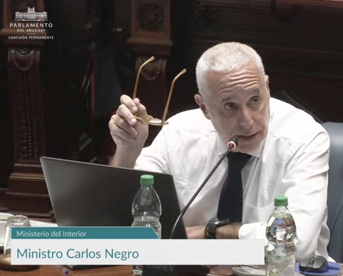 EPreve's tweet image. 🔴 PEDIDO DE DISCULPAS

✔️El ministro del Interior, Carlos Negro, pidió disculpas a la ciudadanía por incumplir normas de tránsito durante un siniestro en el Cerrito de la Victoria.

✔️ Durante su comparecencia en el Parlamento, el ministro dijo que también se había disculpado…