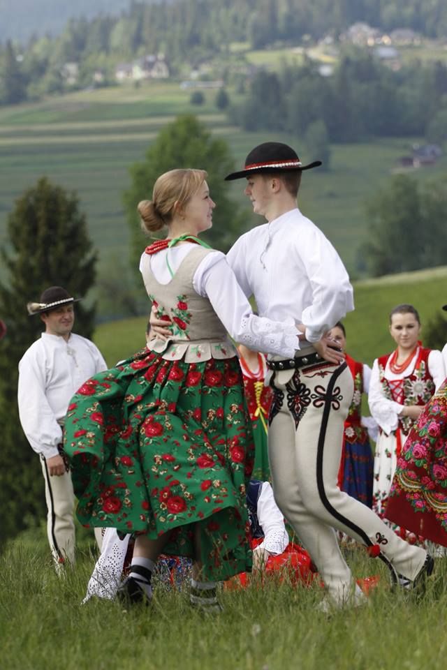 RootsReturn's tweet photo. Polish folk dancers. https://t.co/BYPYslIZcj