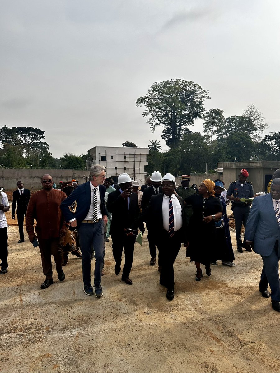 MincommerceCMR's tweet photo. 📍Nkol-Melen, #Obala | Les Ministres du Commerce et de l’Agriculture ont effectué une visite technique du chantier de la chocolaterie « Chocolat Rouge ». Le projet de 40 milliards FCFA vise la production de chocolat haut de gamme 100% camerounais destiné à l’export. https://t.co/fDNDXlz9lh
