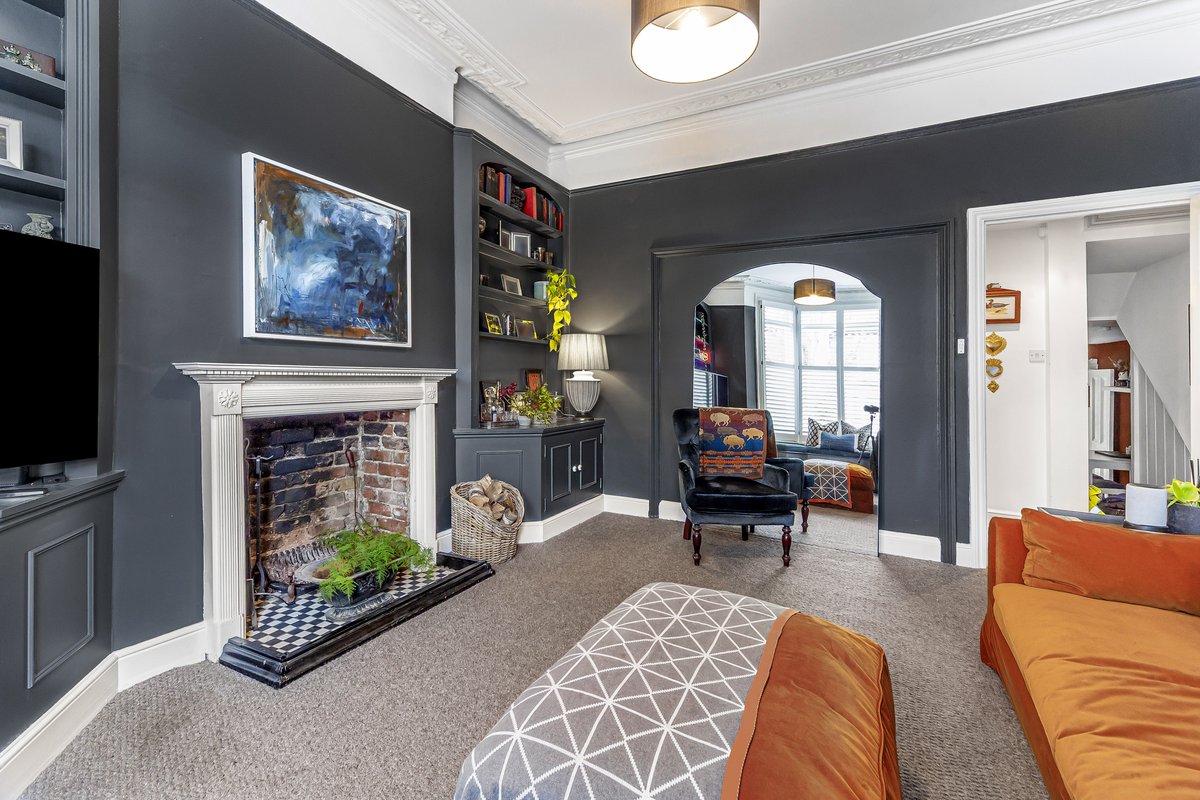 Douglas_Gordon's tweet image. A strong garden flat opportunity in Battersea 🌿

Chain-free, well-proportioned and set on a quiet SW11 road, with direct garden access and future potential.

📍 Sugden Road, SW11
💷 £800,000 | 2 beds | 811 sq ft

🔗 bit.ly/4rirzo7

#battersea #sw11 #londonproperty