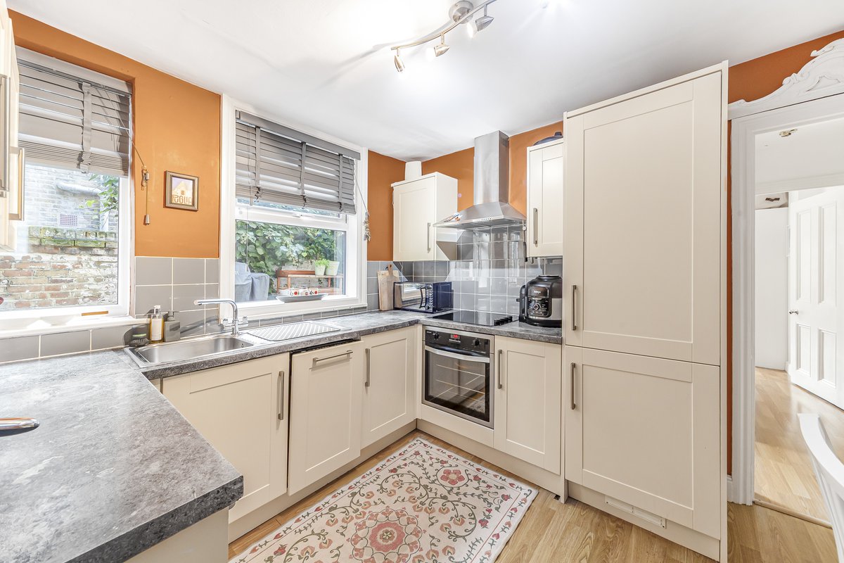 Douglas_Gordon's tweet image. A strong garden flat opportunity in Battersea 🌿

Chain-free, well-proportioned and set on a quiet SW11 road, with direct garden access and future potential.

📍 Sugden Road, SW11
💷 £800,000 | 2 beds | 811 sq ft

🔗 bit.ly/4rirzo7

#battersea #sw11 #londonproperty