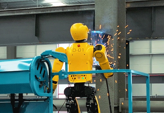 An operator wearing a VR headset remotely controlled a KEPLER K2 Bumblebee robot to perform precision welding 20 metres above the ground.
What I like about KEPLER? It doesn’t rely on flashy dance moves for branding.
