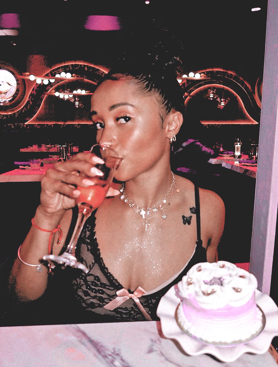 be grateful, girls would pay a premium for this kinda view  💝🥂