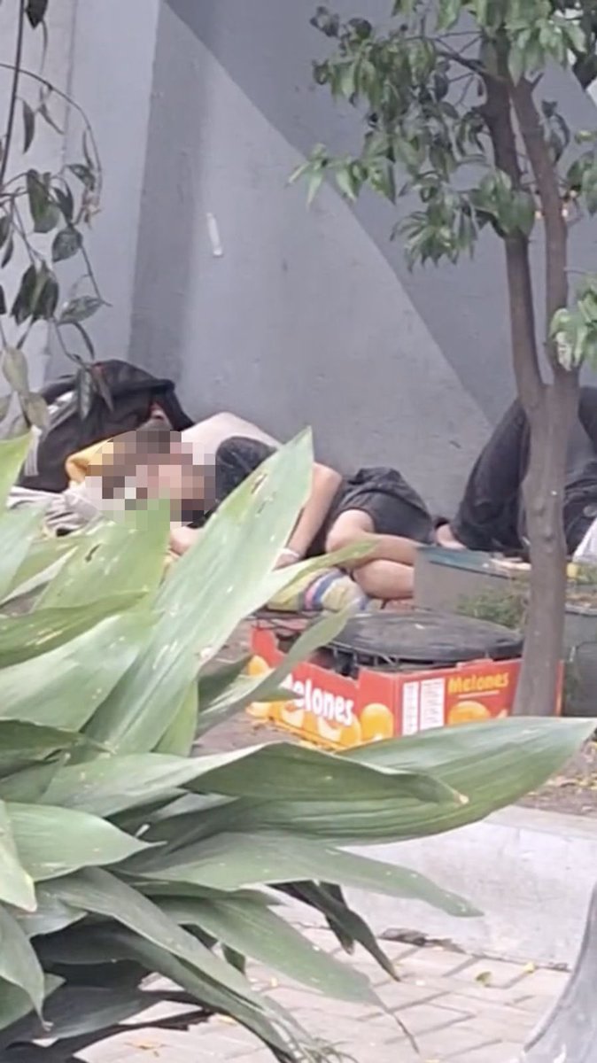 Hoy les quiero contar de Diego, un chico de 12 años que estaba en la calle.

Diego solo se animó a decirle su nombre a la Red de Atención de la Ciudad (desde donde atendemos a las personas en calle). Dijo que no quería ayuda. Gracias a un vecino, nos enteramos que su mamá tiene