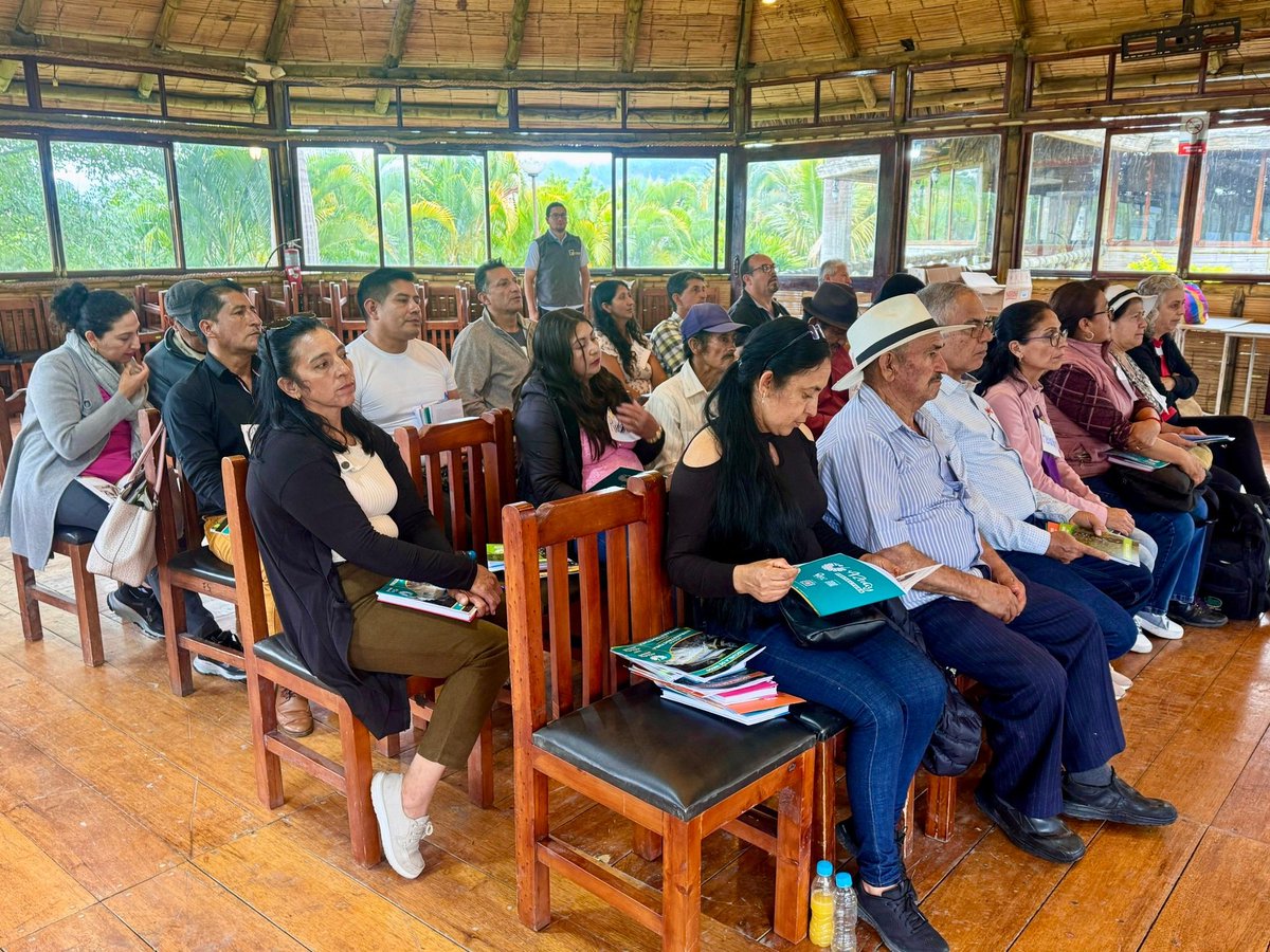 AzuayPrefectura's tweet photo. 🤝 Fortalecimiento organizacional
🌾 Fomento productivo 

¡Construimos un #AzuayDignoYProductivo! 👩🏻‍🌾🧑🏻‍🌾

#TransformamosVidas 
#JotaLloretPrefecto 
#AzuayPrefectura https://t.co/7ZTRRBfD0a