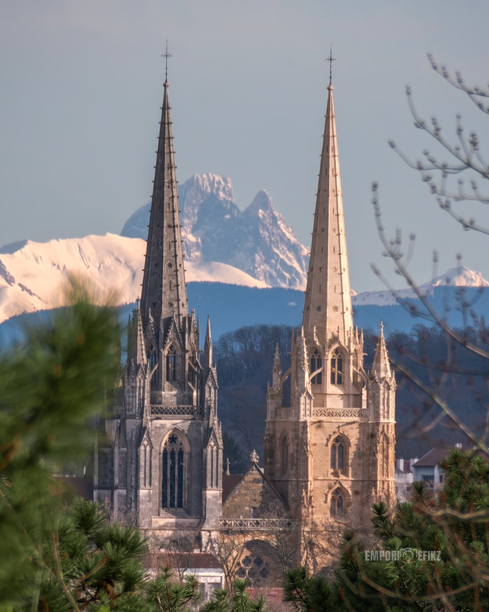 Depuis Anglet, en fin d’après midi, on pouvait voir le pic du midi d’Ossau et les Pyrénées enneigées avec de belles conditions !
113km à vol d’oiseau nous séparent !
#paysbasque #bearn #montagne #pyrenees