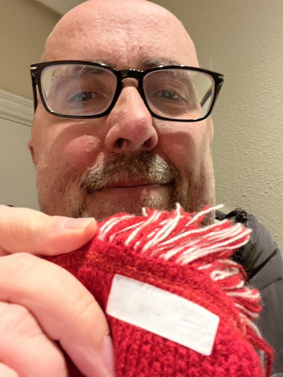 bibarra73's tweet photo. Hoy llevo la bufanda de un viejo amigo. Ya no está con nosotros. Pasó sus últimos años en un resi, y cada vez que jugaba el Athletic le ponían su bufanda. Hoy un poco de él estará en San Mamés. A ver si nos trae suerte. Un abrazo allá donde estés amigo ❤️ https://t.co/2VL5P73vn0