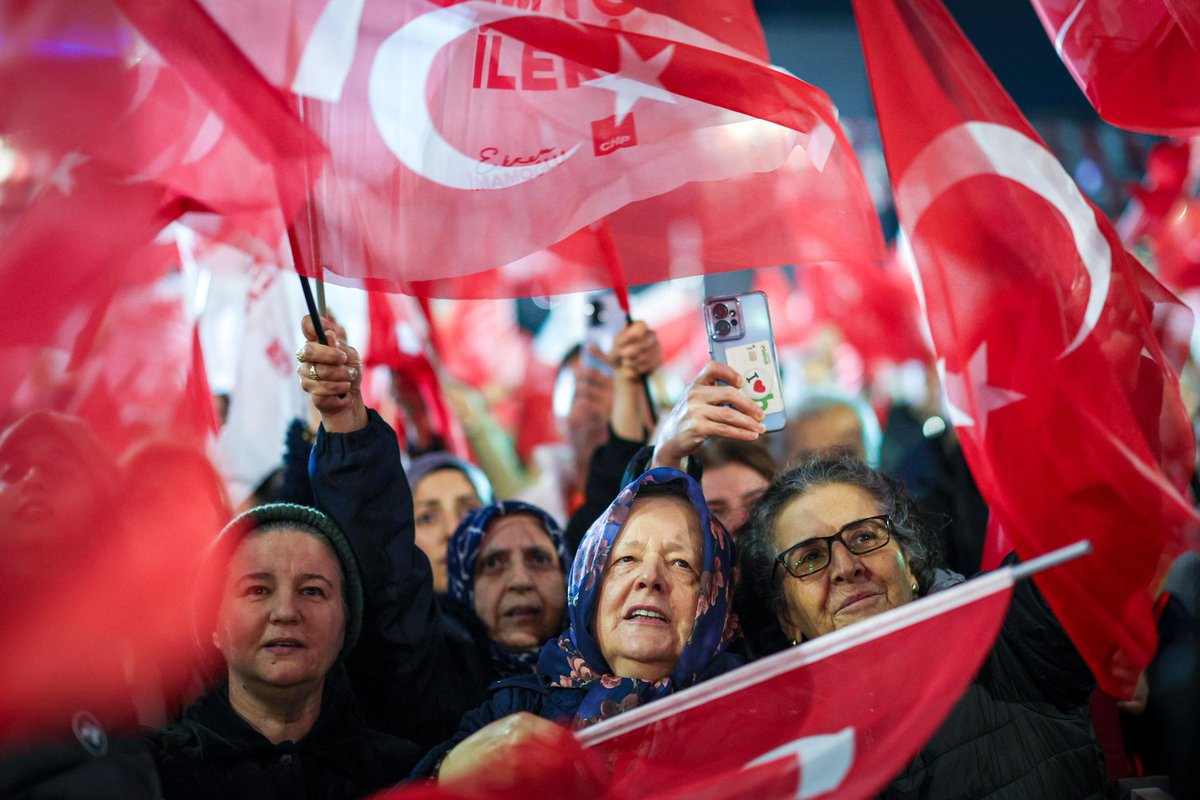 Artık her yer milletin kalesidir!

Bağcılar’da 85. eylemde meydana sığmayan, bu kış gününde bir tarih yazan yiğit insanlara teşekkür ediyorum.

Biz bir arada durdukça, bu meydanlar doldukça bizi kimse yenemez!

Türkiye İttifakı kazanacak, Türkiye kazanacak 🇹🇷