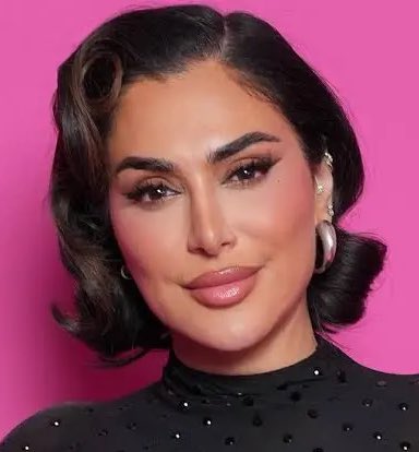 OliLondonTV's tweet image. Huda Beauty founder slammed by Iranians for sharing pro-regime protest video. 

‘Free Palestine’ activist Huda Kattan has been called out for sharing a video showing pro-regime protesters burning photos of Crown Prince Reza Pahlavi and Trump.