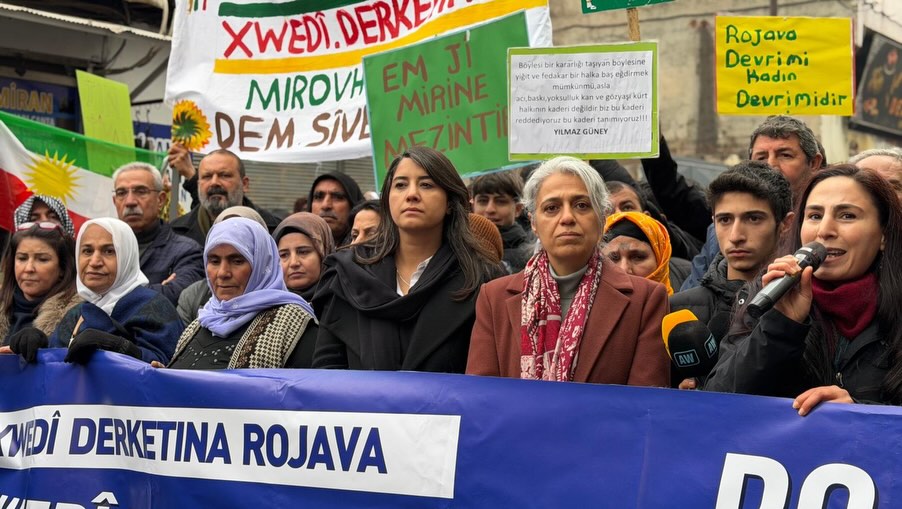 SiverekDEMParti's tweet photo. Siverek halkı Rojava'ya yapılan saldırılara karşı yürüdü
Xwedi derketina Rojava xwedi derketina mırovahiyê ye
Rojava halkı yalnız değildir https://t.co/hVAdfKnkA4