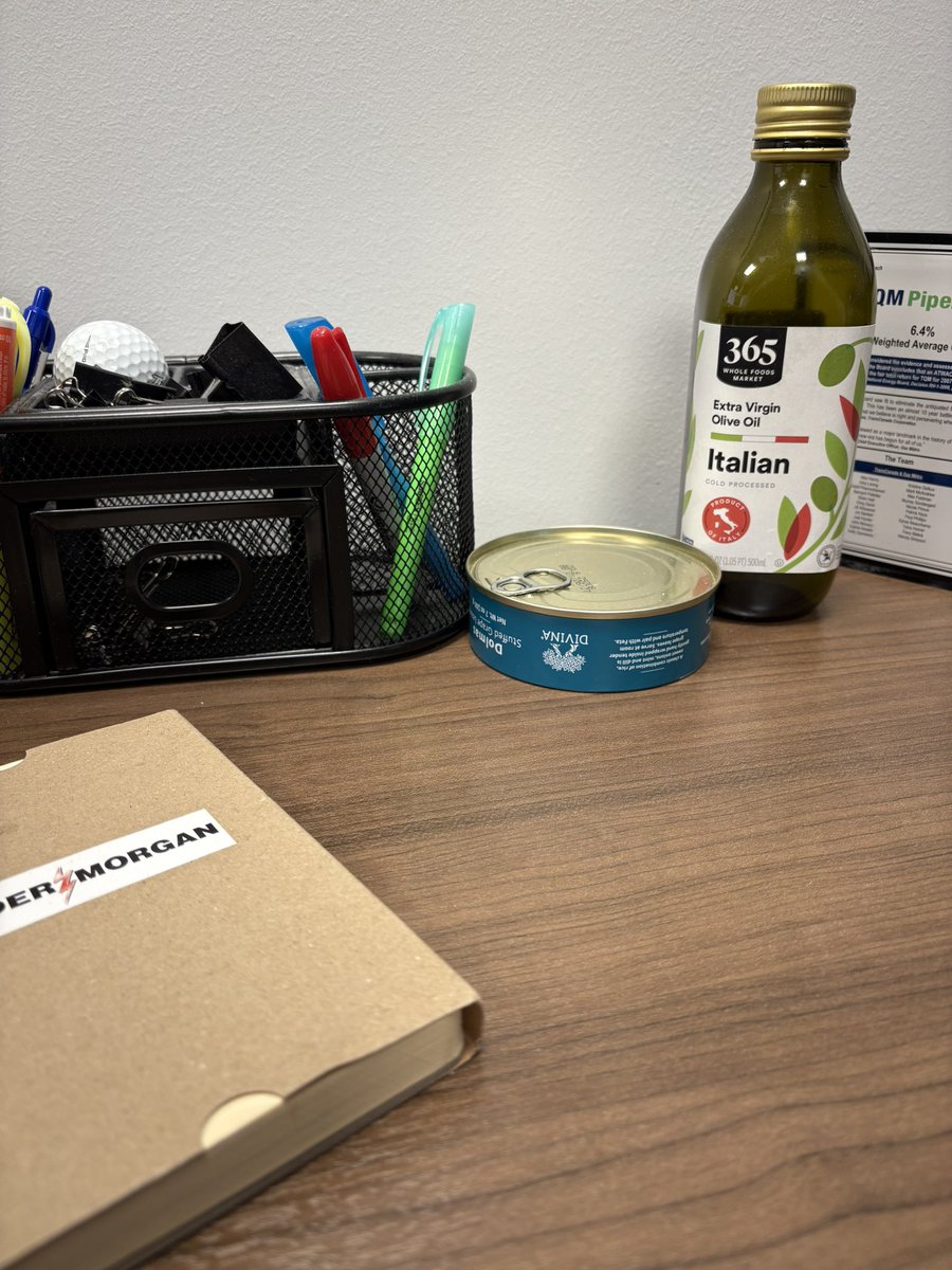 BlueFlameBlues's tweet image. When olive oil at work becomes a hot topic and you realize you have a bottle olive oil at your desk 😳 #oliveoil