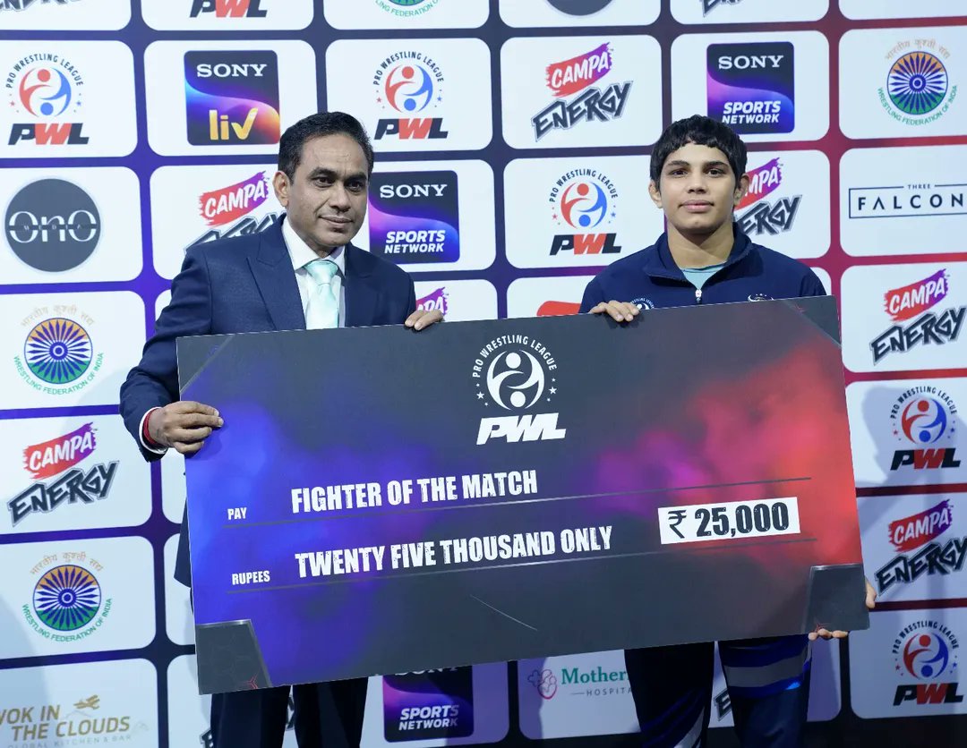 Consistency. Control. Confidence. Shri Vinod Tomar Ji, Secretary of the Wrestling Federation of India, presents the Fighter of the Match award to Tapsya Gahlawat (UP Dominators). Unbeaten and unstoppable tonight. #tapsyagahlawat #updominators #pwl #wrestlingindia #ᴛʀᴇɴᴅɪɴɢ