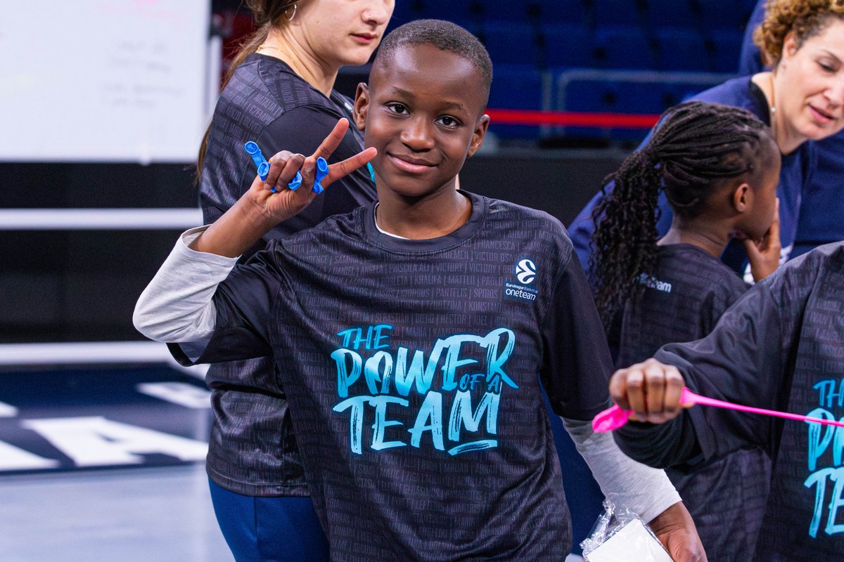 Baskonia's tweet photo. 🔵🔴Hoy ha tenido lugar la segunda sesión @OTEuroleague con empleados de Baskonia Alavés Group   

Donde han compartido un nuevo entrenamiento juntos y han reforzando su compromiso con el proyecto 🩵

#WeAreAllOneTeam #PowerOfTeam https://t.co/vwGh9Uhb1t