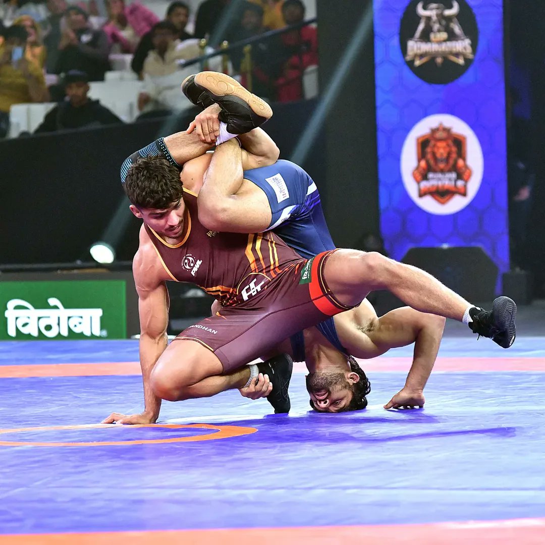 Big response in 74 Kg. Parvinder (Haryana Thunders) defeats Abhimanyu Mandwal (UP Dominators) 8–5 after a solid contest. Haryana keep their advantage intact. #parvinder #haryanathunders #updominators #pwl #ᴛʀᴇɴᴅɪɴɢɴᴏᴡ