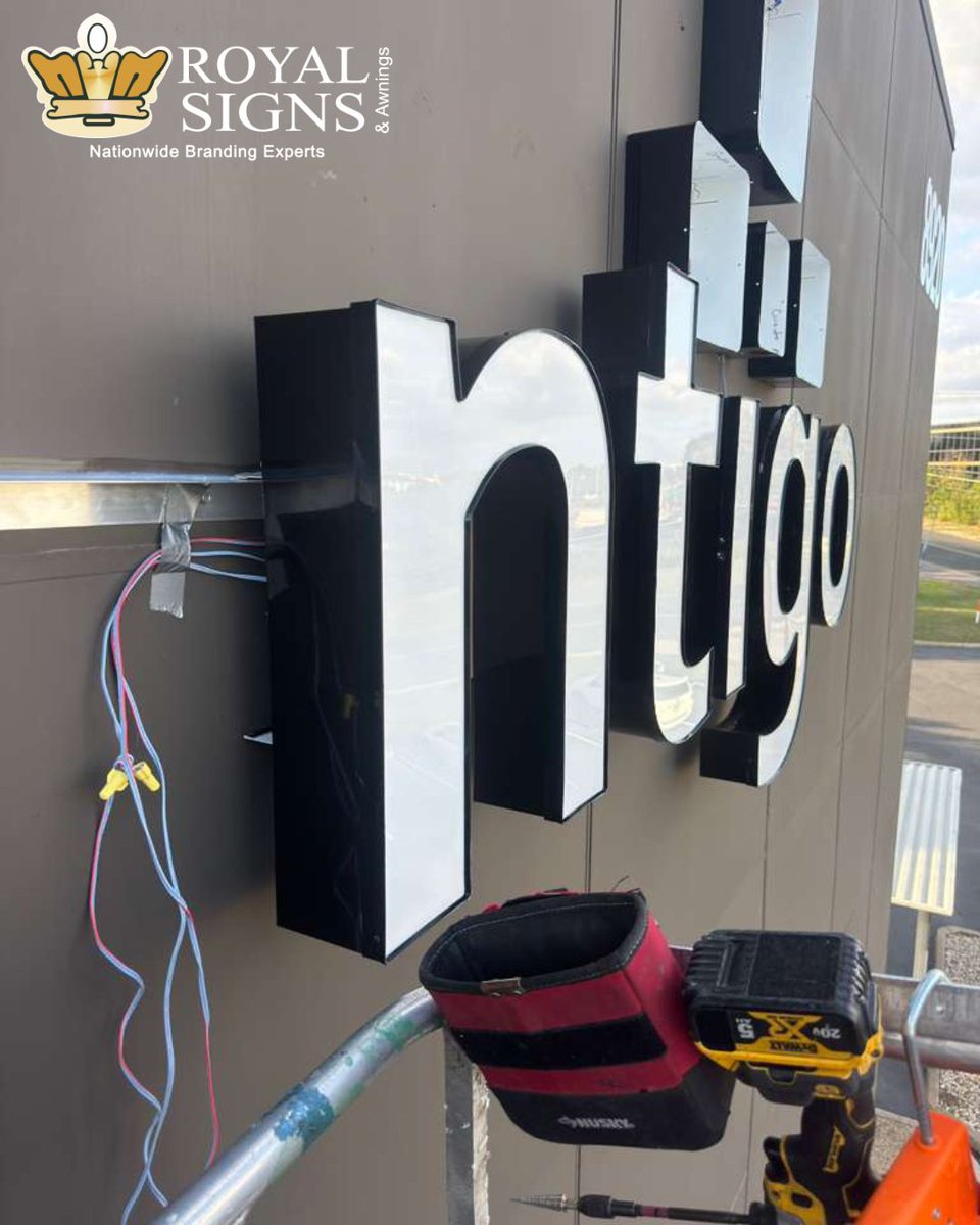 royal_signs1's tweet photo. Great signage isn’t just about what’s on the surface. The real work starts behind the sign, where structure and support are built to last.
#CommercialSignage #SignInstallation #SignEngineering #CustomSignage #SignCompanyUSA https://t.co/4XWvDAhRGQ