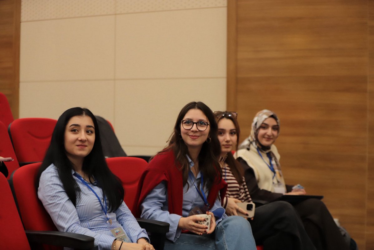 Kış Kampı’nda üçüncü günün sonunda
Yapay Zekâ ve Bilişim Kampımızı, Huawei eğitimi kapsamında Kübra Bilgiç’in değerli sunumuyla bilgi dolu bir şekilde tamamlıyoruz.

Öğrenen, üreten ve teknolojiyle geleceğe hazırlanan bir gençlik için çalışmaya devam.