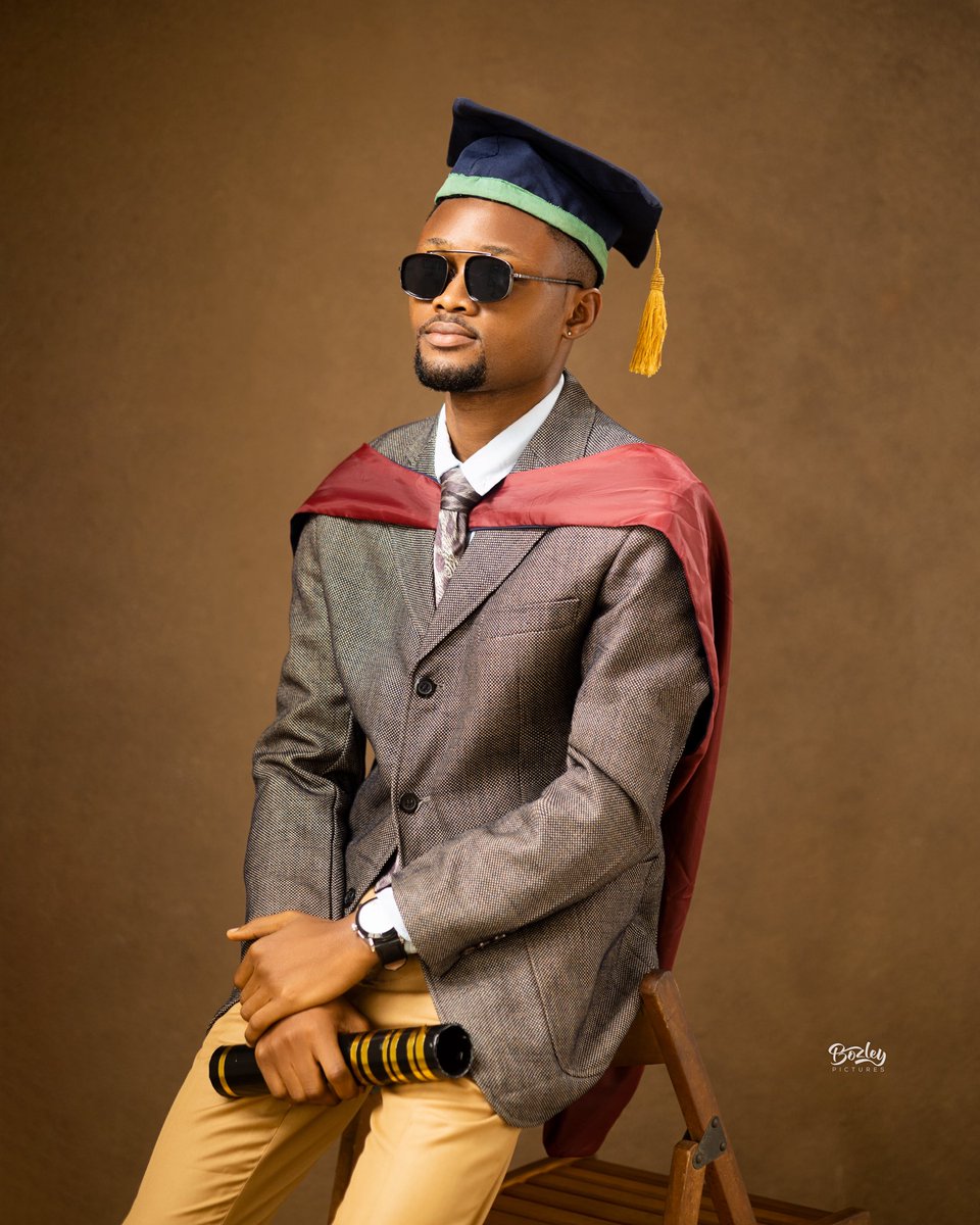 _boluuuuu's tweet photo. Started with a dream, now holding a degree. 📜
Graduated with Second Class Honors (UpperDivision) 🎓
Fine and Applied Arts (B.A./B.Sc.) 🎭
GOD DID!!! 🎉🥹 https://t.co/zqS4yl9olt