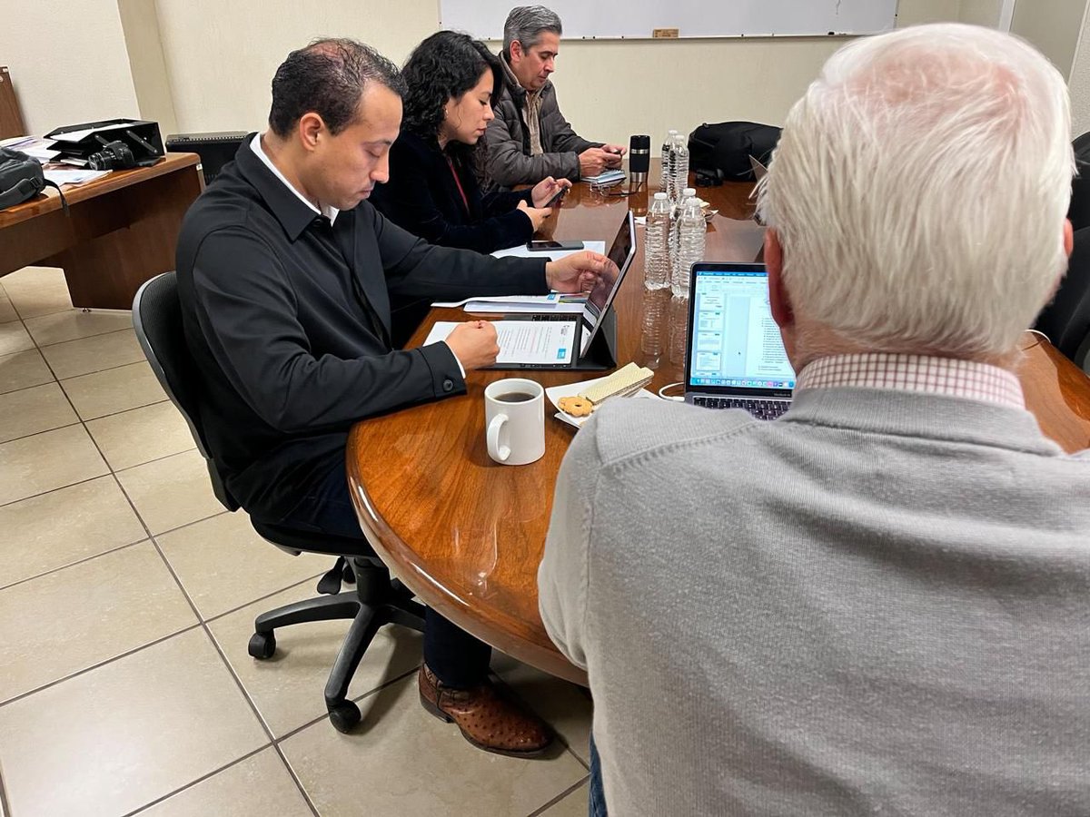 Con la participación del Srio <a href="/mahatma_angel/">Ángel Mahatma Sánchez</a>, titular de la #SEVOT, y Andrés Osuna, director de la CEV, se reunió la Junta de Gobierno de la Comisión Estatal de Vivienda, con el objetivo de impulsar soluciones de vivienda en la entidad.

#APasosDeGigante #CoahuilaPaDelante