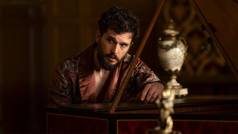 Que bueno que Kit Harington la está rompiendo en Industry como Henry Muck, después de cómo arruinaron su personaje de Jon Snow en GOT. 

Me extrañaría si por el S4x02 no le dan al menos algunas nominaciones. That man can act.