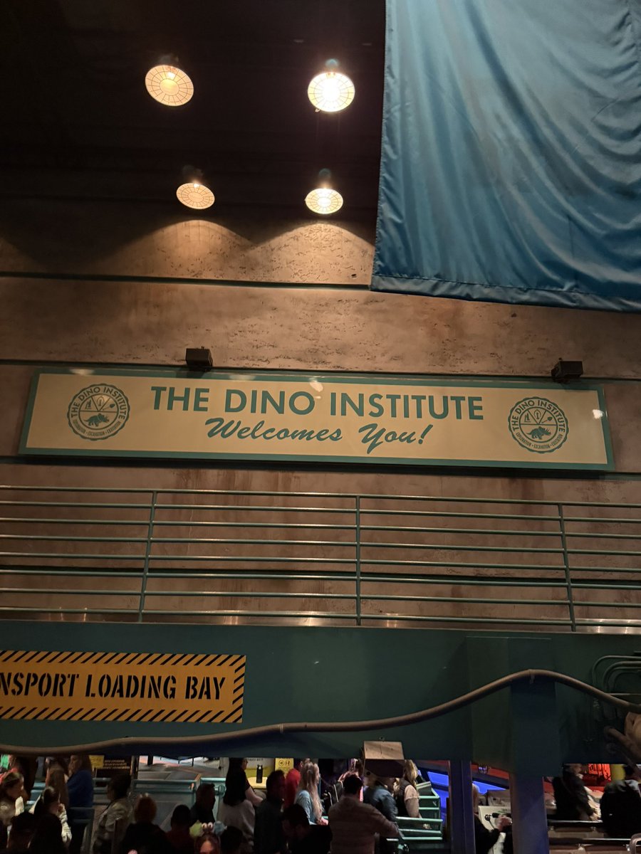 I can’t overstate how happy it makes me Dino’s going out in such a good state &amp; with so much love from the public. It’s been packed for the last week.

Dinosaur hasn’t looked this good in YEARS. Huge props to DAK maintenance &amp; leadership for not letting it limp its way to the end