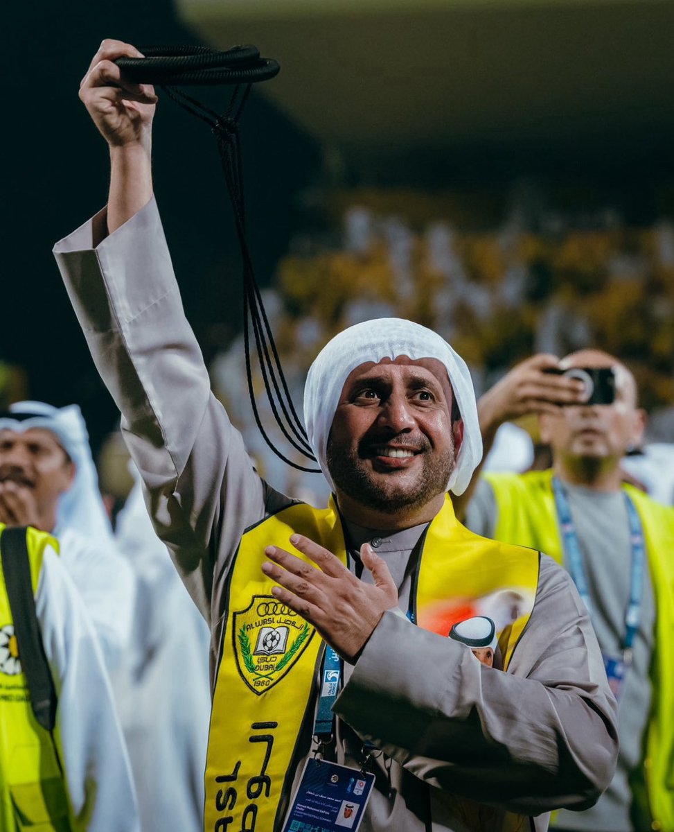 يظهر في الخسارة قبل الفوز .. لكي يُخاطب من هم في أمانته
يتحمل النقد الجارح .. يمتص غضب المحبين الغاضبين
لا يهمه من المُقصر .. يخرج ويتحمل تقصير الجميع

هذا ما أفتقدته جماهير الوصل " قائد فقط "
سعادة أحمد الشعفار الرجل الذي عُدنا معه