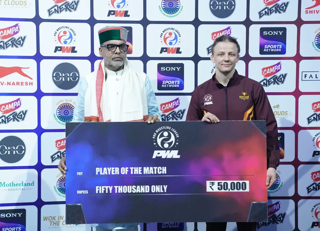 Class that stands apart. Shri Sanjay Singh Ji, President of the Wrestling Federation of India, presents the Player of the Match award to Iryna Koliadenko (Haryana Thunders).#irynakoliadenko #haryanathunders #pwl #wrestlingindia #ᴛʀᴇɴᴅɪɴɢ