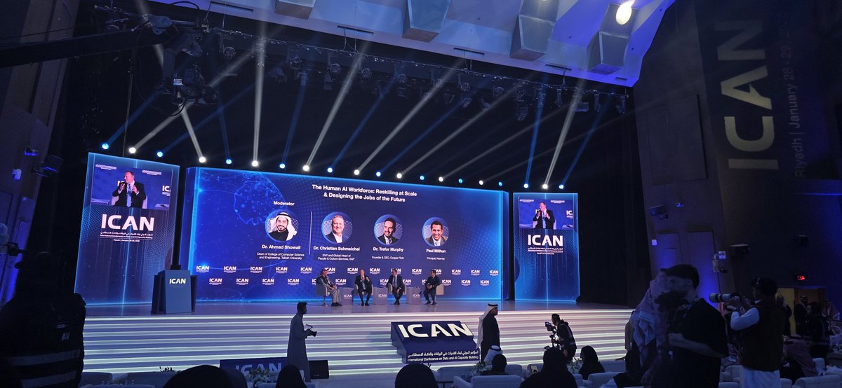 Maryam | مريم 🤖 tweet media