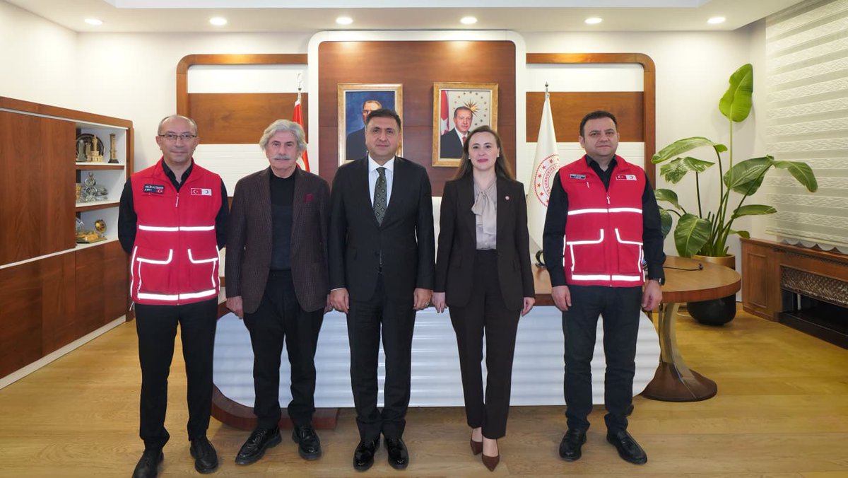 İl Başkanımız Burcu Kösem, İl Sekreterimiz İshak Koçoğlu, Avrupa Afet Bölge Müdürümüz Selim Altınarık ve Anadolu Afet Bölge Müdürümüz Ahmet Akhoroz, İstanbul İl Milli Eğitim Müdürü Doç. Dr. Murat Mücahit Yentür’ü makamında ziyaret etti. Ziyarette, okullarda afet bilincini