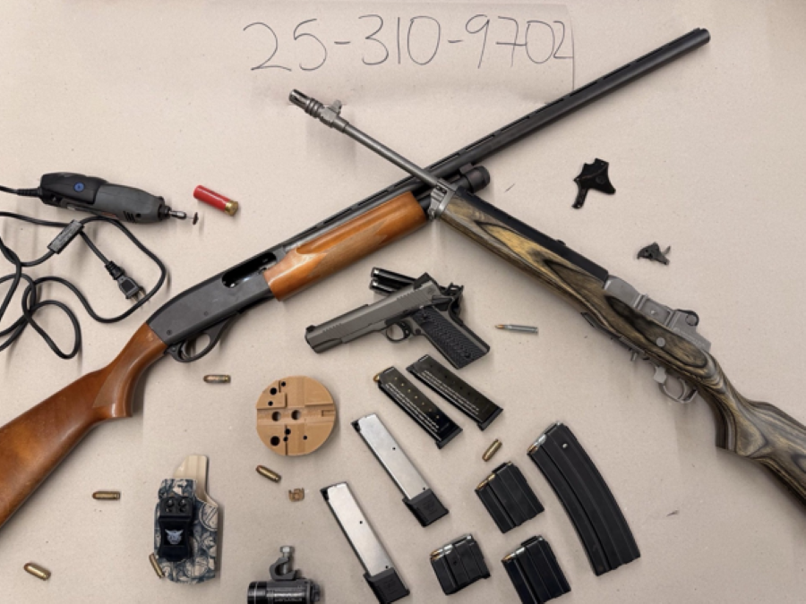 La policía arrestó a un sospechoso de traficar y fabricar arma que incluían ametralladoras, rifles, armas de asalto y escopetas en San José trib.al/9L1PuOs